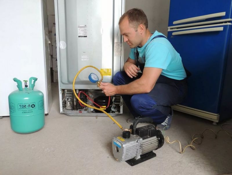 Мастер пришел на вызов для ремонта холодильника Минск